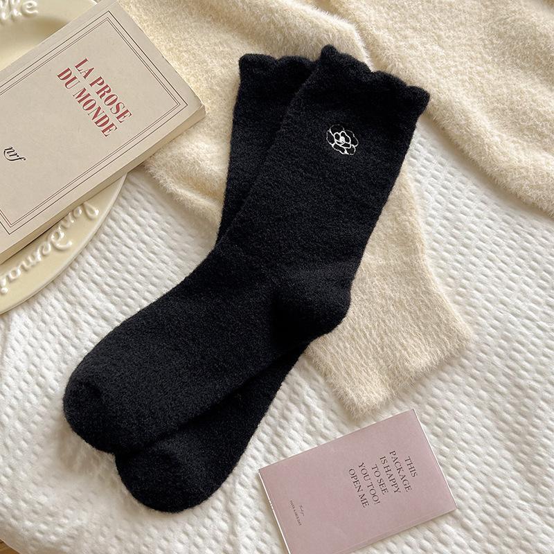 

Женские осенне-зимние бархатные и толстые теплые носки средней длины с кружевной вышивкой 1 pair чёрный