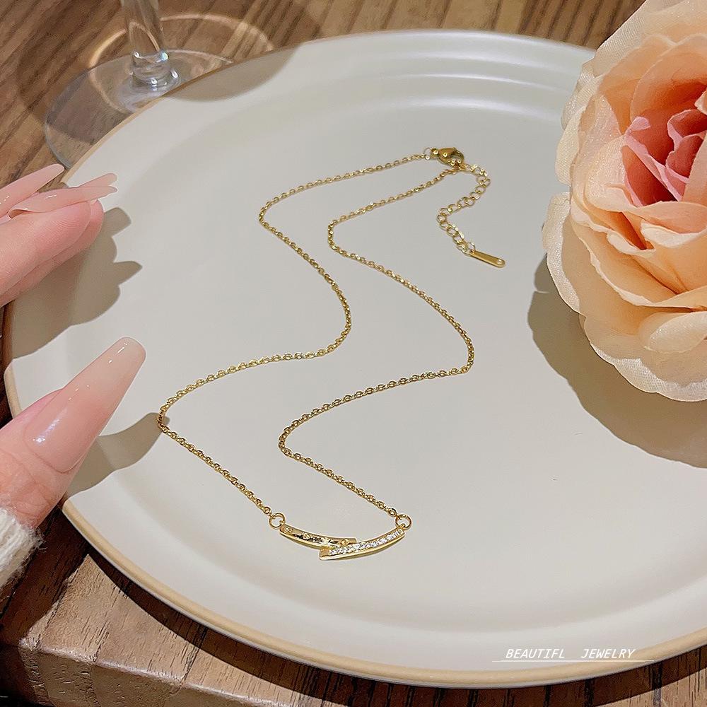 Minority Design Sense Geometric Titanium Steel Necklace Feminine Temperament Simple Pendant Clavicle Chain with 100 Accessories.