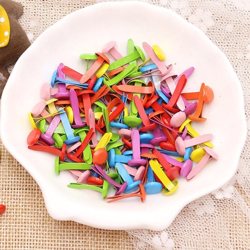 100 st Färgade delade stift Metallpappersfästen Runda nitar Hjärtnitar Blomnitar Scrapbookingnitar för pappershantverk