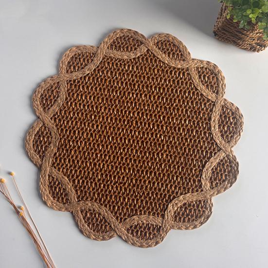 Woven Placemat Heat Insulation Non-Slip Table Mat Retro Petal Shape Dining Mat