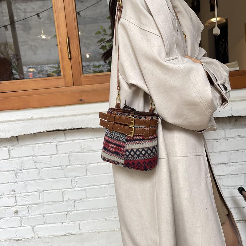 

2025 autumn new fashion casual shoulder bag simple casual tote bag retro commuter fashion shoulder bag 15*16*13