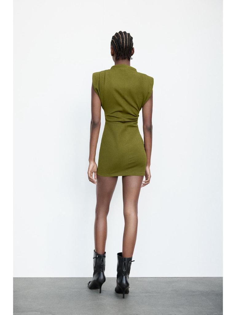 Europejski i Amerykański Styl Jesień/Zima Damska Sukienka Mini Bodycon Bez Rękawów z Falbanami, Wysokim Dekoltem, Wyszczuplająca w Talii i z Poduszkami na Ramionach