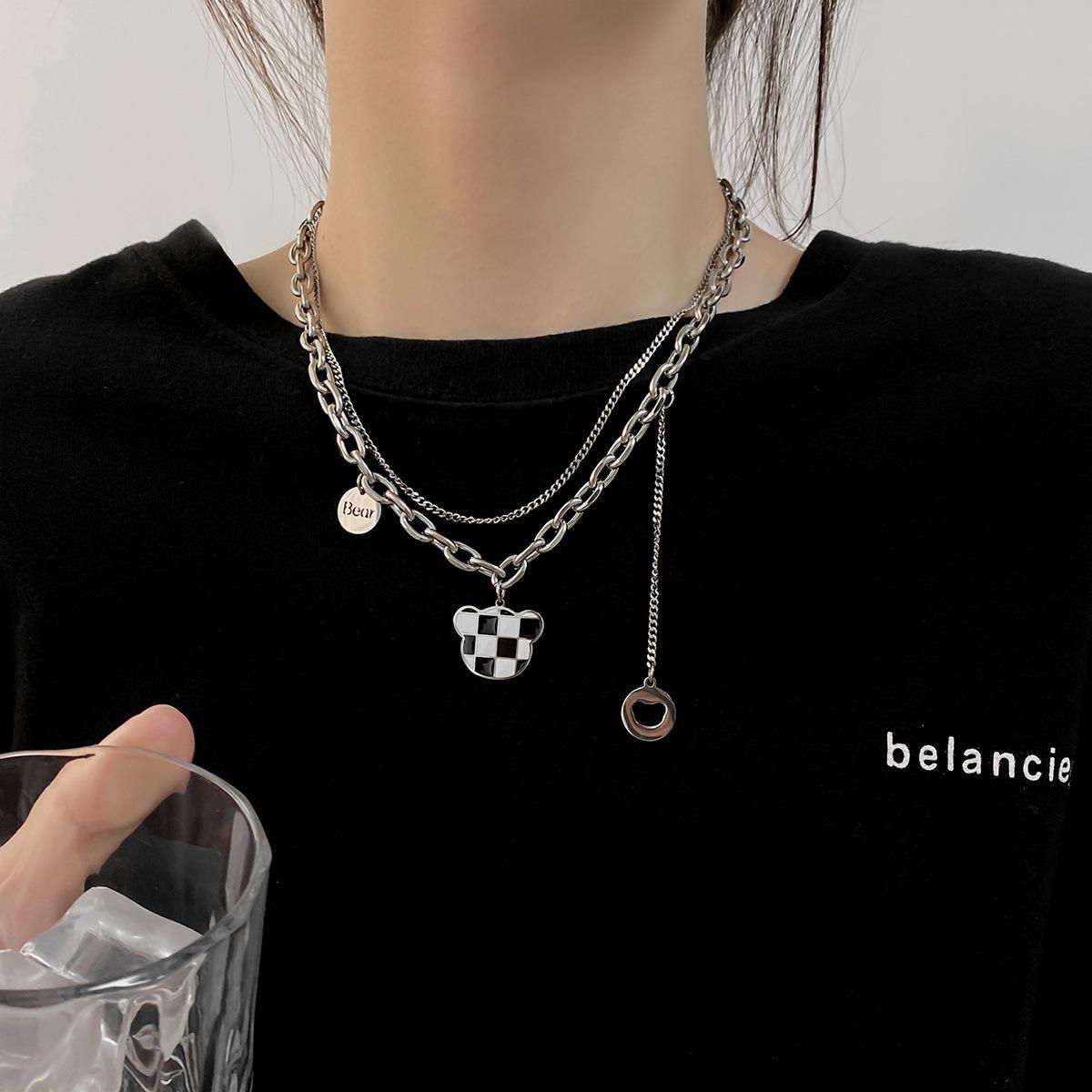 

Ожерелье из титановой стали с изображением медведя в клетку — корейская двухслойная ключичная цепочка, холодный стиль, простой модный дизайн checkered bear necklace чёрный/белый