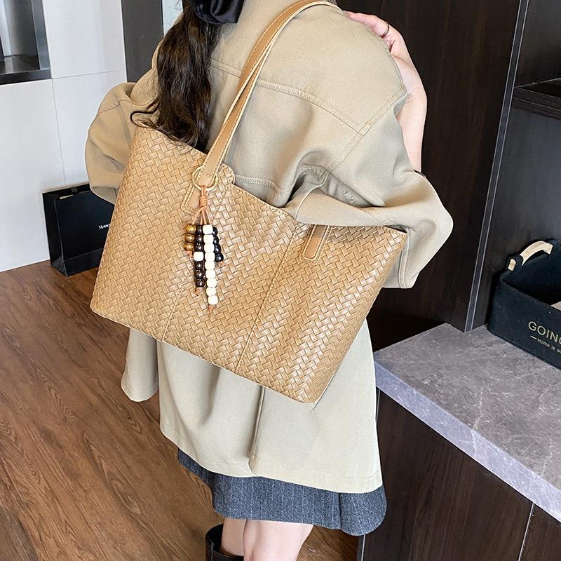 Large-capacity Retro Bag Women's Autumn and Winter New Casual Shoulder Underarm Bag Commuter Tote Bag