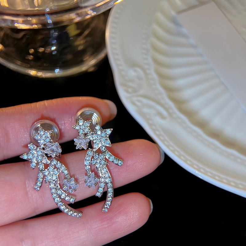 Zircon star earclips, personalized temperament, fashionable and exquisite earrings, light luxury, high-end earrings, design sense, niche