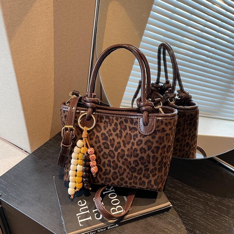 Fashionable Leopard Shoulder Bag Crossbody Handbag Matte Single Strap Handbag Versatile Design for Young Adults