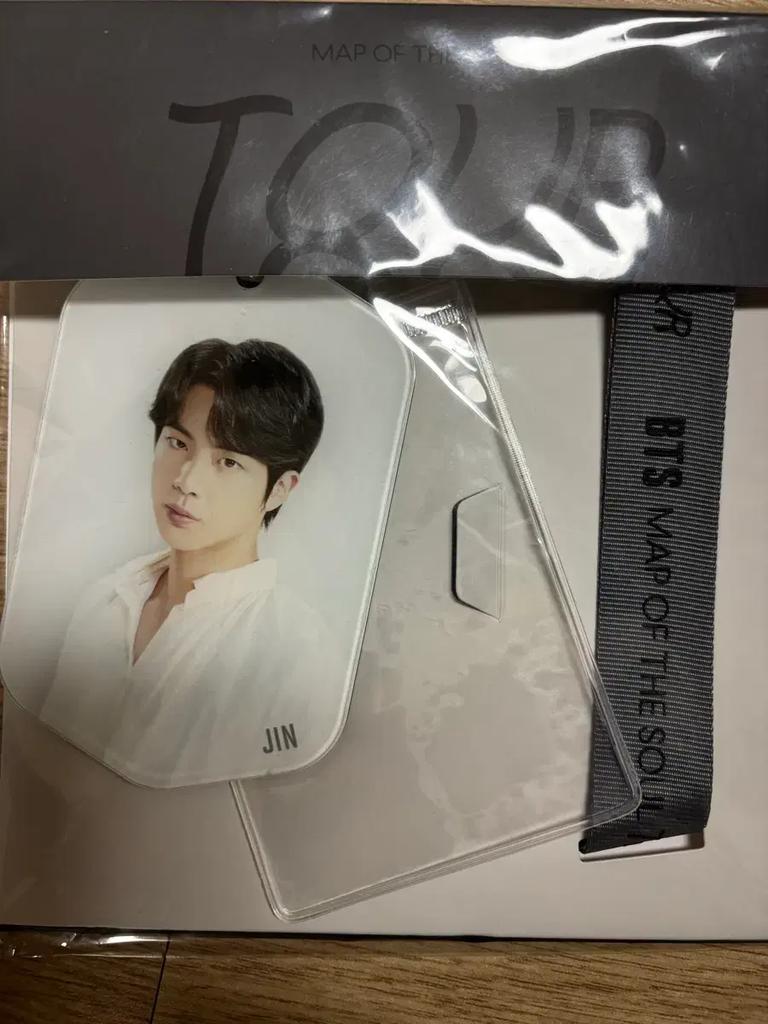 Balíček zboží z turné BTS Map of the Sol