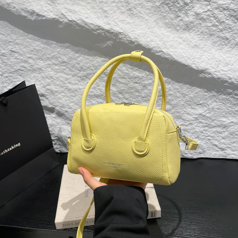 Early Spring New Foreign Style Small Bag Women 2025 New Fashion Messenger Bag Niche Portable Work Commuter Bag