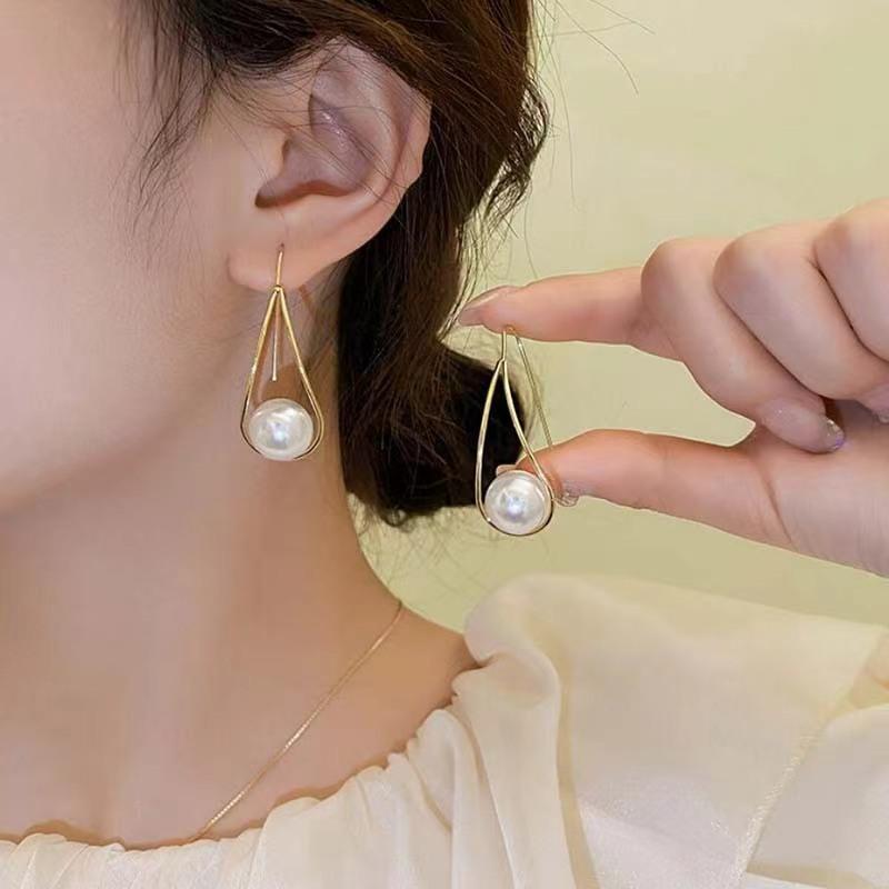 Simple Metal Pearl Earrings Women'S Retro Elegance Temperament Celebrity Atmosphere Niche Design Explosive Earrings