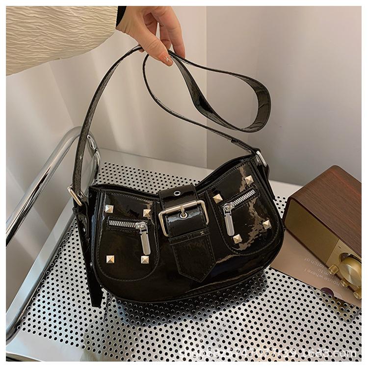 

Premium patent leather underarm bag women s 2025 new fashion trend crescent bag Korean version niche one-shoulder crossbody чёрный