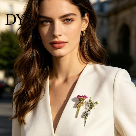 Commuting Party Brooch Pin Fresh Flowers Compact Alloy Flower Holder Vintage Hand-Shaped Suits Dresses Shirts Versatile Badge Accessory