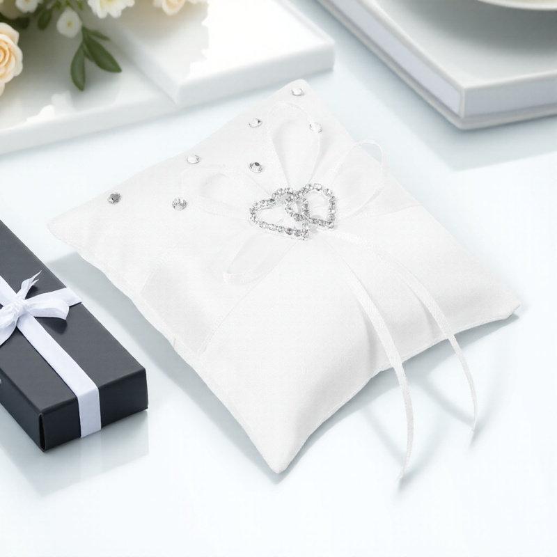 Cuscino Portafedi Matrimoniale Doppio Cuore Sposa Nastro di Raso Bianco Tasca con Strass con Cinturino per Portafedi