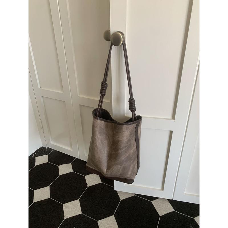 

Нишевый дизайн Ретро осенне-зимняя сумка-тоут для женщин Большая вместимость Сумка-ведро Универсальная одноплечевая сумка для поездок на работу Большая сумка