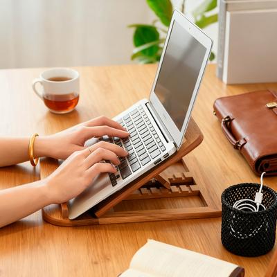 Verstellbarer Laptopständer Holz Klappbarer Computererhöher mit Belüftungsschlitzen Belastbarer Computerhalter Schreibtischorganizer für Heimbüro Studentennutzung