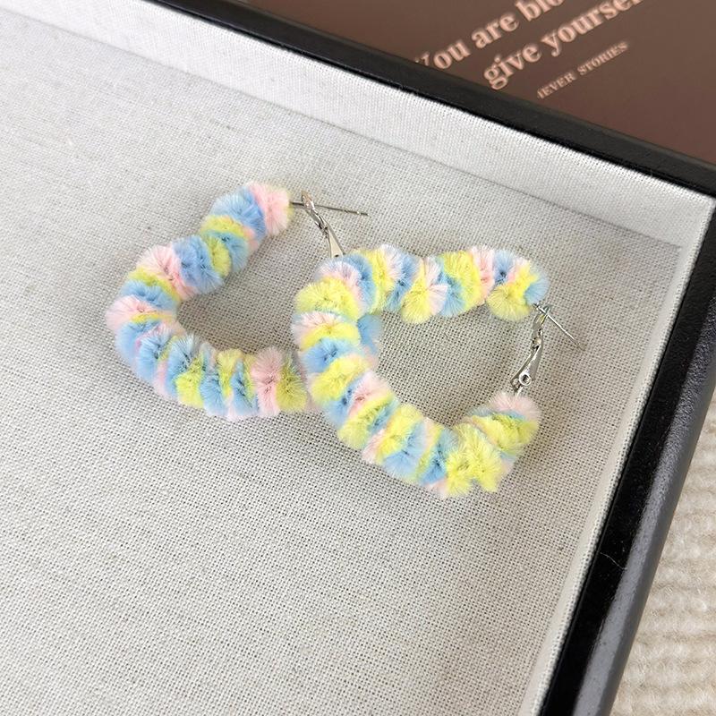 

Осенне-зимние серьги контрастного цвета для девочек, плюшевые серьги любви, винтажные серьги, новые взрывные серьги жёлтый