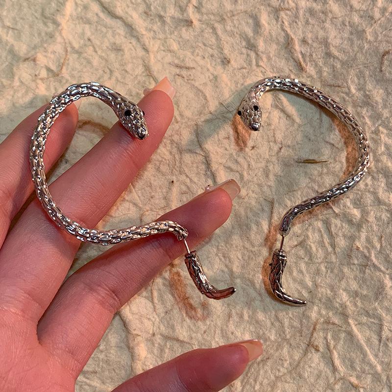 Wiszące kolczyki wkrętki w kształcie wijącego się węża damskie retro niszowy design kolczyki punkowy przesadzony temperament biżuteria do uszu