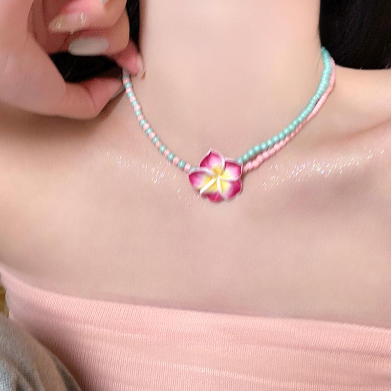 Two-color optimized stone beaded flower pendant necklace simple and unique design collarbone chain fashionable, fresh and sweet item decoration