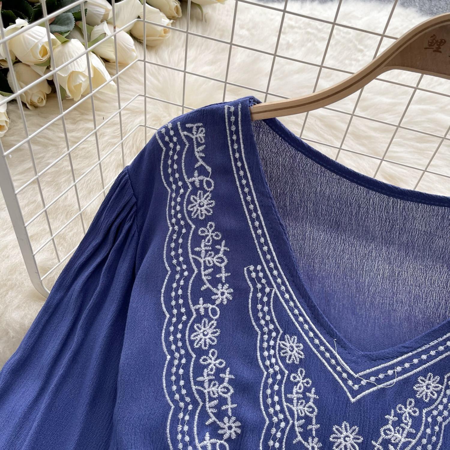 Весенняя свободная блузка с цветочной вышивкой — фото 8