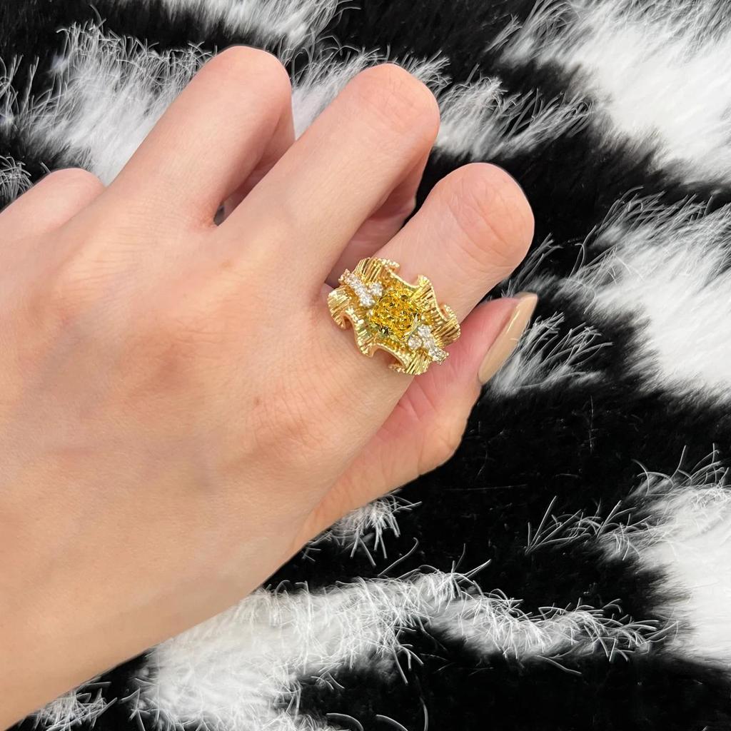 French Retro Lace Yellow Diamond Women's Ring - Hand-Brushed, Pleated, Forged Gold with Elegant Niche Design.