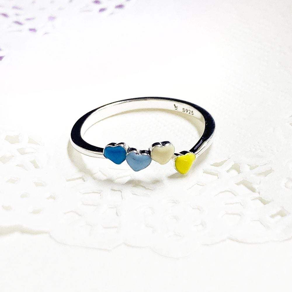 Ein herzförmiger offener Ring mit wunderschönen Farben in jeder Maserung von 925er Silber.