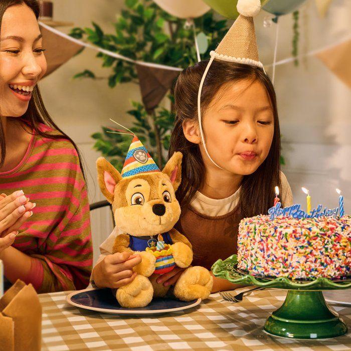 Peluche câlin Anniversaire Chase la Pat' Patrouille - SPIN MASTER - 25 cm - Peluche douce - GUND - A partir de 12 mois