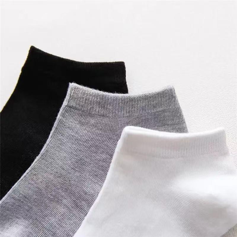 

Unisex Disposable Ankle Socks: Breathable, Solid Colors in Black, White, Grey for Men & Women - Ideal for Travel.