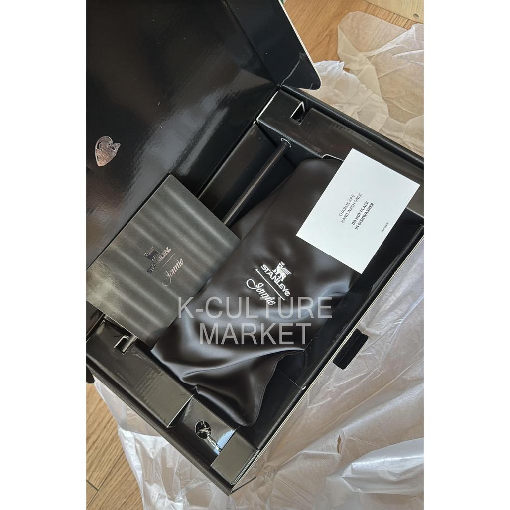 STANLEY 1913 x JENNIE Quencher Luxe Tumbler – Edelstahl Isolierbecher (Mitternachtsrubin, 887 ml), Koreanisch