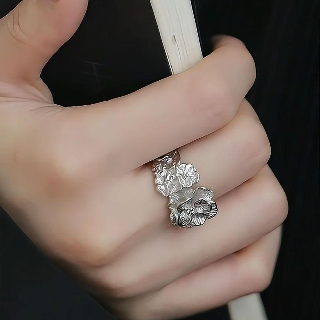 Elegant Adjustable Flower Petal Ring for Women - Retro, Court Style, Light Luxury, High-Class Feel, Perfect for Index Finger.