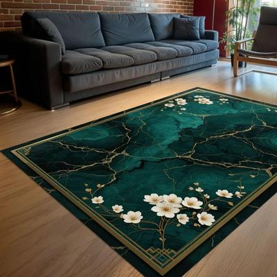 Eleganter Smaragd-Marmor-Teppich mit goldenen Rissen und weißem floralem Luxus-Botanik-Teppichdesign Raffinierte Wohnzimmerdekoration
