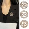Langlebige Broschennadel im Retro-Stil, Hohlblumen-Design-Anstecker mit starkem Vintage-Verschluss, Funkelnde Strasssteine eingelegt, Anti-Exposure-Abzeichen für Mäntel
