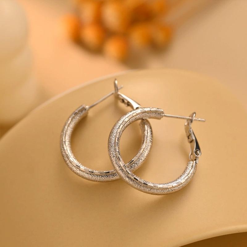 Silver Needle Geometric Heart Hoop Earrings - Retro & High-End Style for a Bold Look