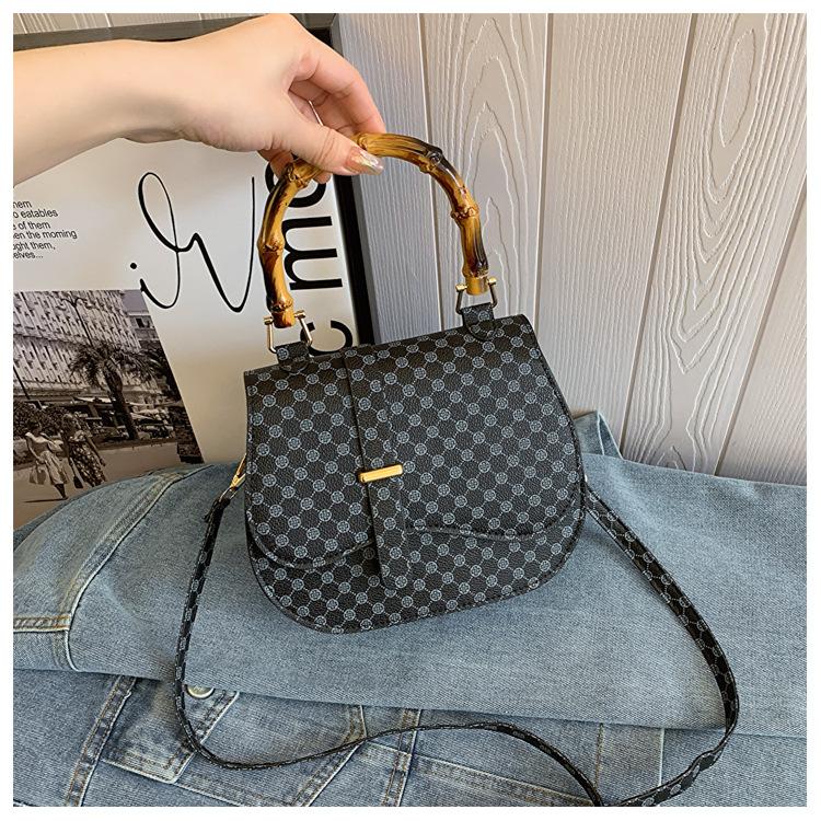 

Темперамент простая мода ретро 2025 новый дизайн с принтом деревянная ручка портативная кроссбоди сумка-седло под мышку чёрный