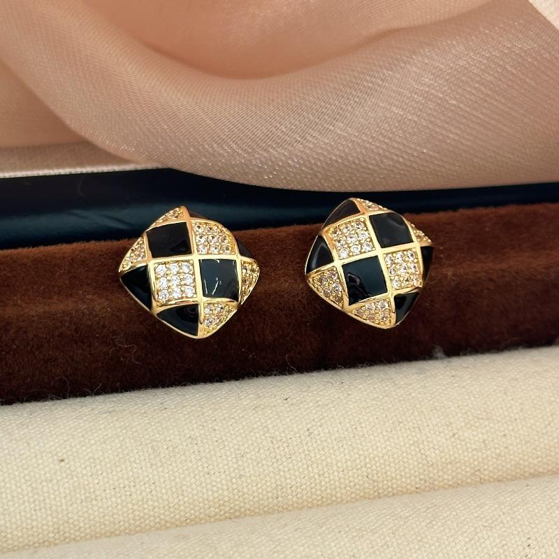 Rautenförmige Ohrstecker - Vielseitige und elegante Ohraccessoires. Schicker karierter Schmuck für Herbst und Winter.