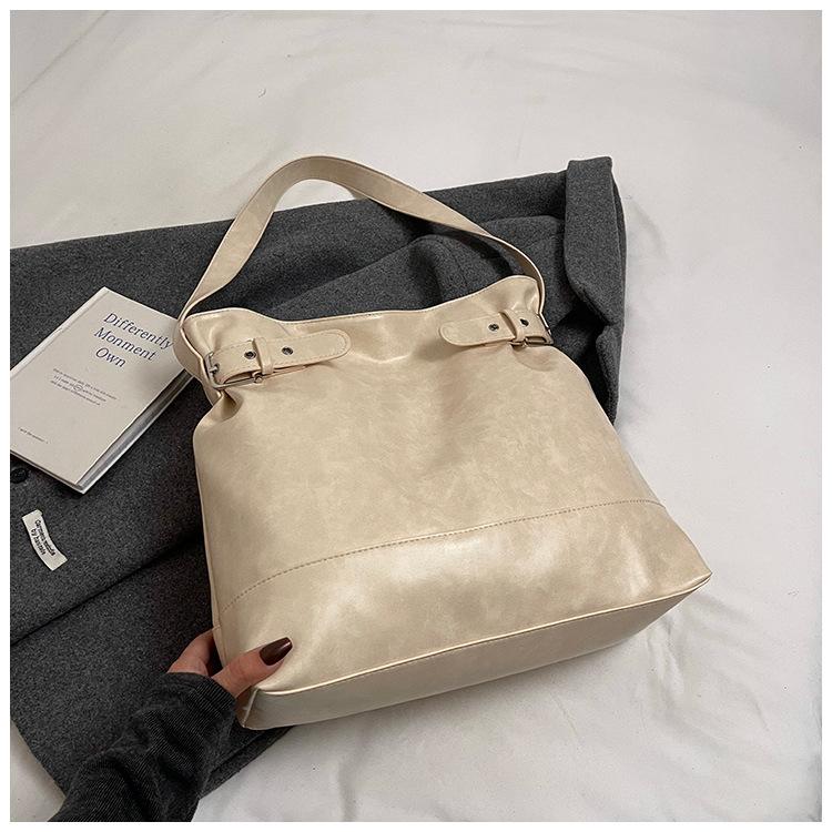 

Летняя Ретро Большая вместимость Простая и Высокая внешность Женская сумка для поездок на работу Подмышечная сумка на одно плечо бежевый