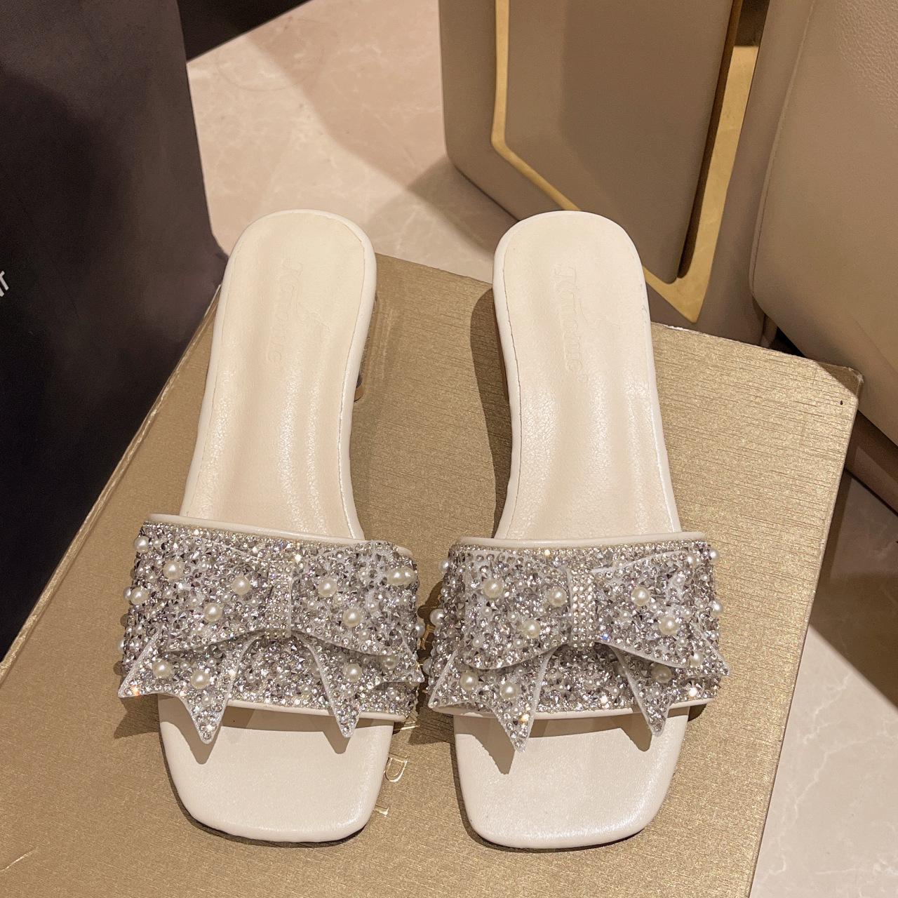 

Красивые квадратные тапочки на толстом каблуке, женская верхняя одежда, летняя мода, универсальные тапочки с бантом и жемчугом, классные женские туфли 38