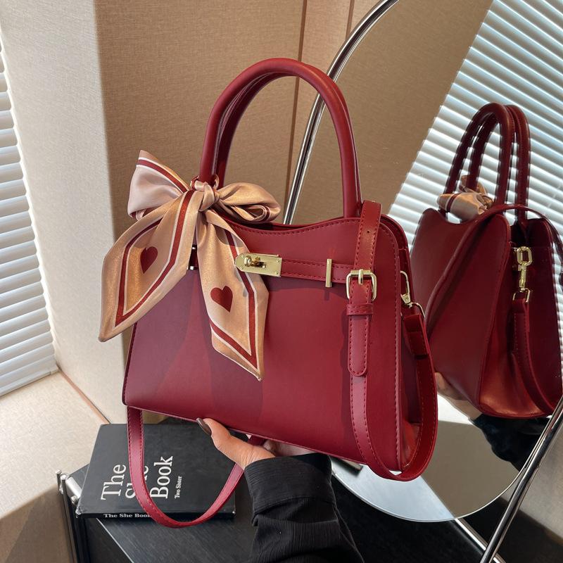 

Wedding bag high-end small bag female red envelope 2025 new bridesmaid portable red wedding bride small square bag бордовий