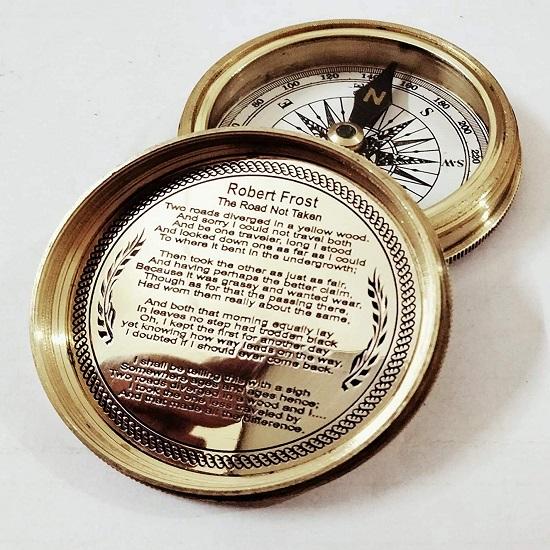Elegantní Nadčasový a mosazný vintage kapesní kompas s nostalgickým námořním šarmem v