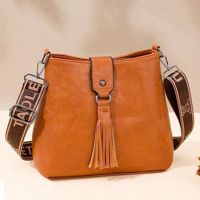 Retro Omuz Çantası 2025 Yazlık Günlük Kova Askılı Çanta Kadınlar İçin Postacı Çantaları Kahverengi PU Deri Püsküllü Bayan El Çantası