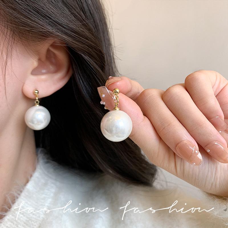 Light luxury large pearl elegant earrings niche design metal stud earrings ins tide earrings