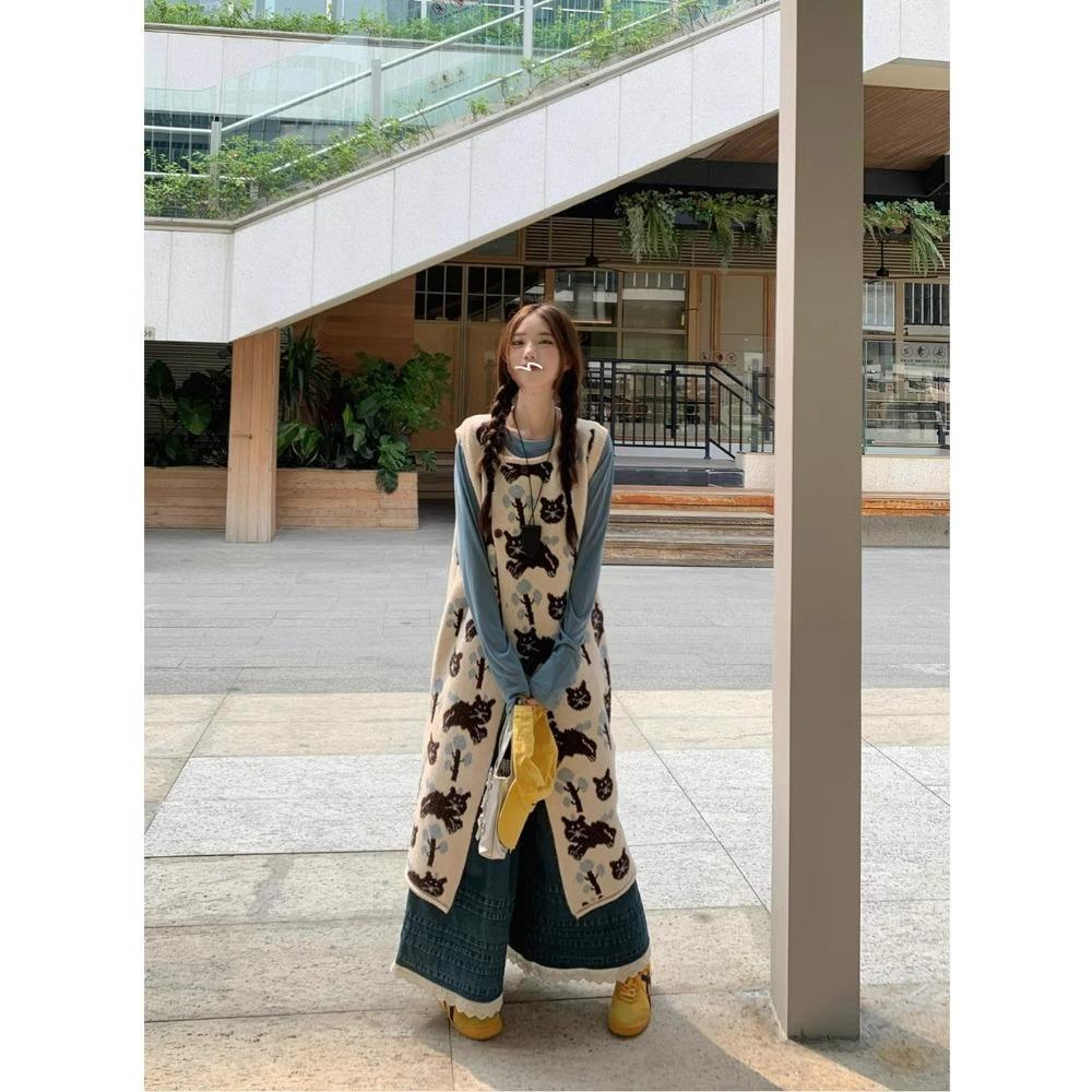 Dámský módní oblek pro podzim 2024: Vrstvená vesta, krajkové spodní tričko, široké džínové kalhoty