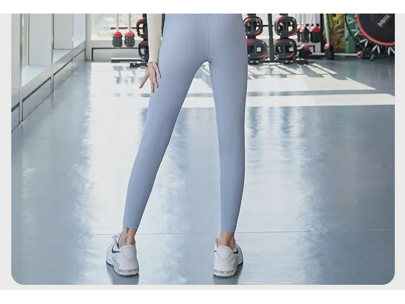 Pfirsichfarbenes Neckholder-Yoga-Top mit langen Ärmeln und Brustpolster für Damen