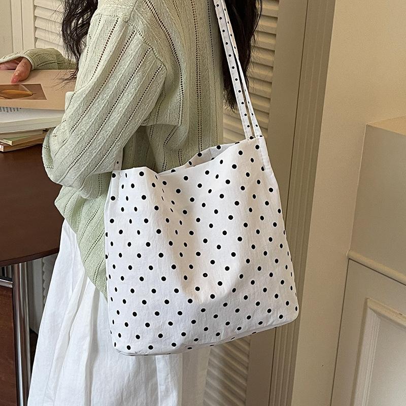 Torba Totebag w Kropki - Modna i Stylowa Jednoramienna Torba typu Bucket z Unikalnym Wzorem, Odpowiednia dla Osób Preferujących Małe Torby.