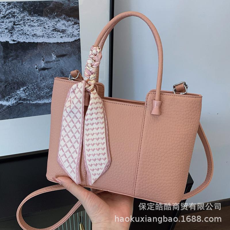 Portable commuter bag, women's 2025 new trendy Korean tote bag, premium foreign style messenger bag, shoulder bucket bag.