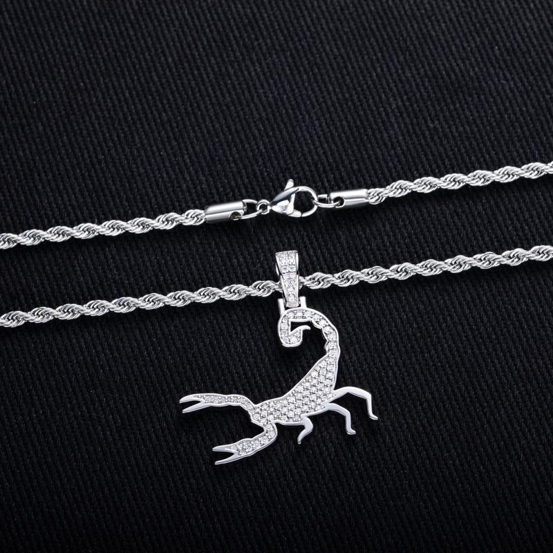 MossanRappr Pendente Scorpione in Moissanite Colorata per Uomo Donna Argento Sterling Iced Out Hip Hop Collana Gioielli Regalo