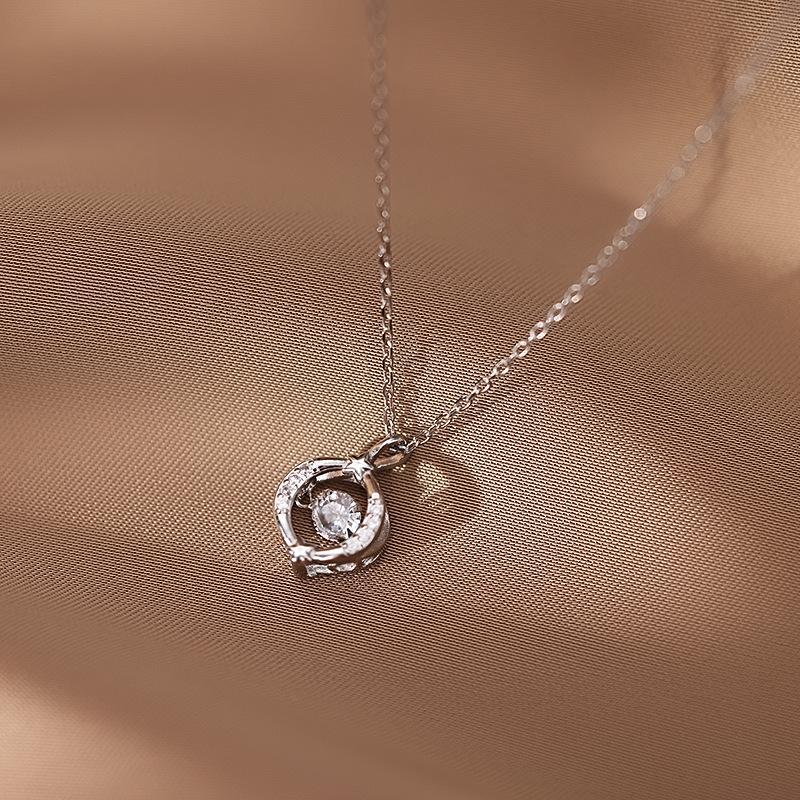 Beating Heart Necklace: Elegant, High-End Clavicle Chain, Ideal Birthday Gift for Her