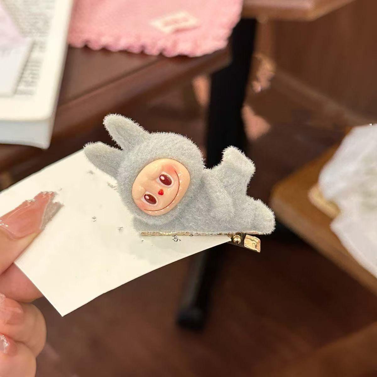Labubu Cute Cartoon Hair Clip - Small Doll, Lying Pose, Side Bangs Duckbill Clip серый