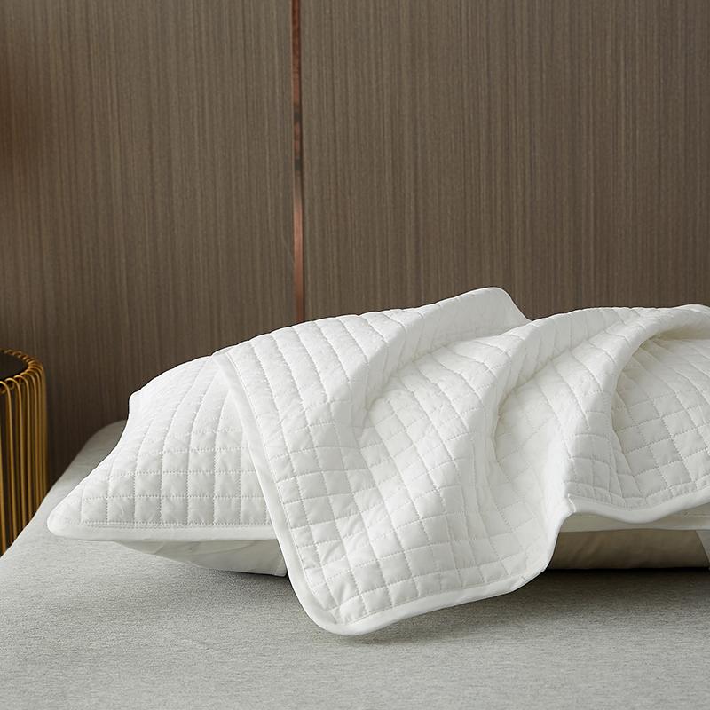 Solid color cotton minimalist pillowcases are skin-friendly and breathable soft comfortable and smooth single package