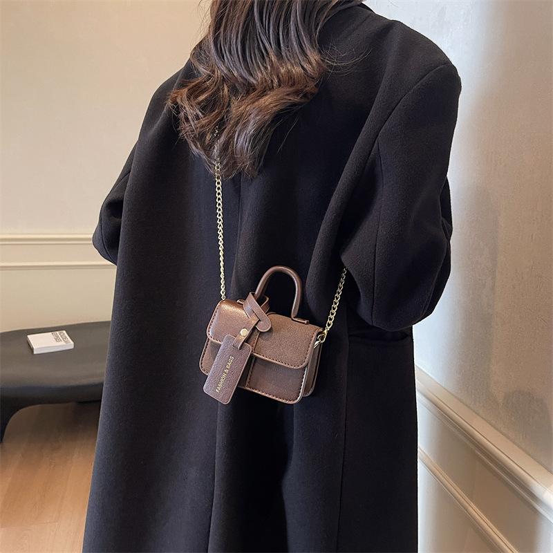 Niche design fashion trend portable small bag women's 2025 autumn contrasting color small square bag high-end single shoulder oblique span bag