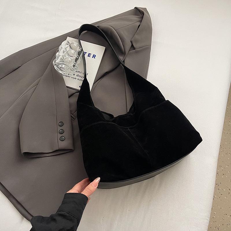 

2025 Женская Высококлассная Осенняя Матовая Сумка-Тоут: Модная сумка через плечо большой вместимости для поездок на работу #8018 чёрный