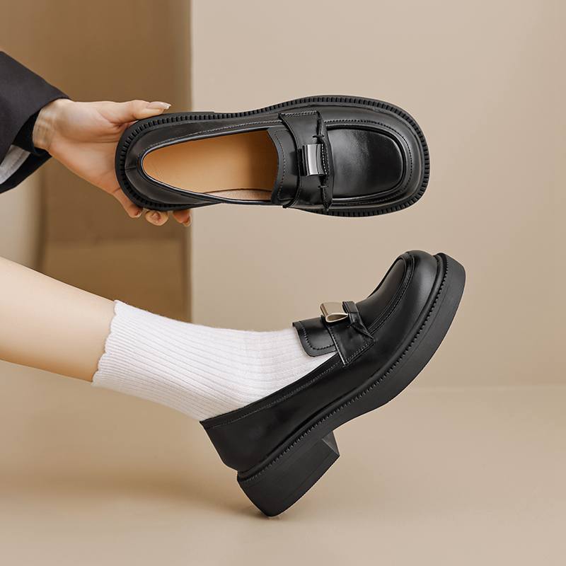 Krazing Pot Piele de vaca Varf rotund Fund gros Pantofi de primavara Brogues Inchideri metalice Platforme Femei Pompi